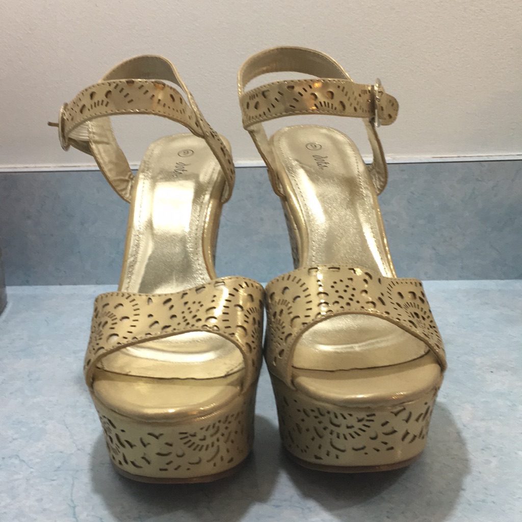 Brand New Wedge Heels Thats Brand Womens Size 9